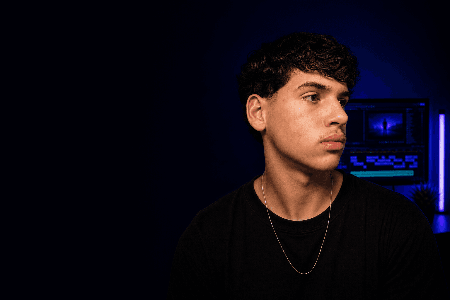 Rafael em seu estudio de edicao